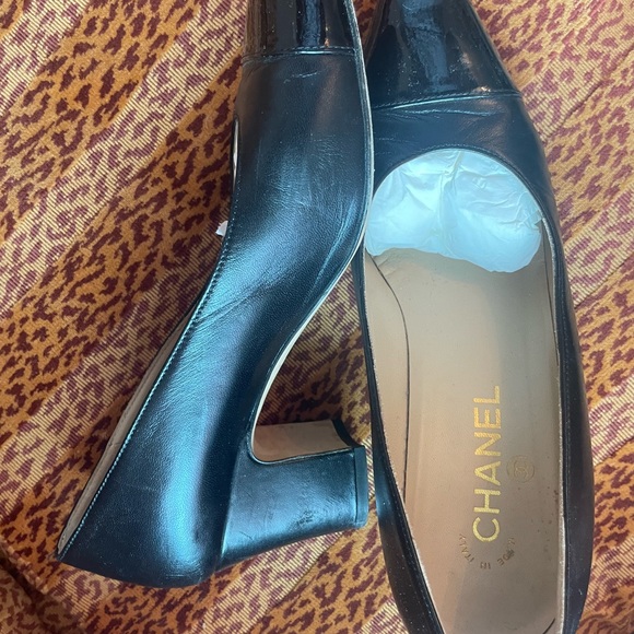 CHANEL black shoes in size 37 1/2- in great condition - Picture 2 of 3